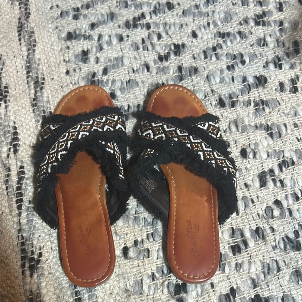 Universal Thread Sandals
